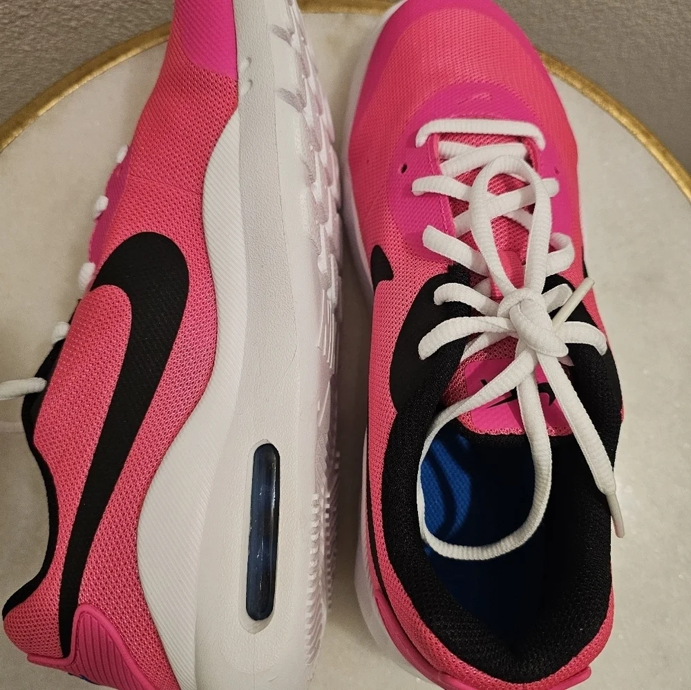 NWOT Nike Air Oketo womans pink sneakers fits size 8.